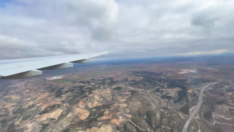 imágenes de vuelos internacionales desde la ventana del avión sobrevolando las nubes hasta la del avión