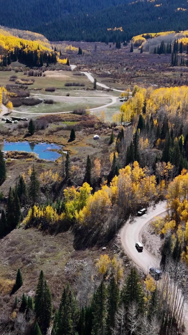 Ripresa verticale con drone di un passo di montagna in un paesaggio autunnale colorato, Colorado USA.