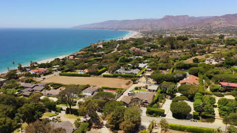 Toma-Aérea-De-Drones-Del-Famoso-Barrio-De-Point-Dume-En-Malibu,-California-En-Un-Día-Soleado-De-Verano