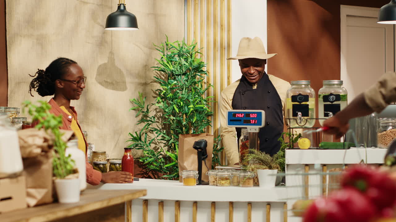 mujer afroamericana que trae productos naturales a la caja