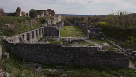 antiguas paredes de piedra en un campo en mileto