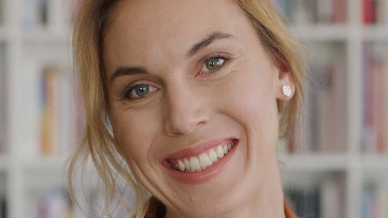 retrato de una hermosa mujer sonriendo frente a una estantería