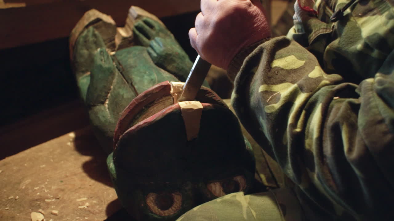 Close-up of a Carving Session