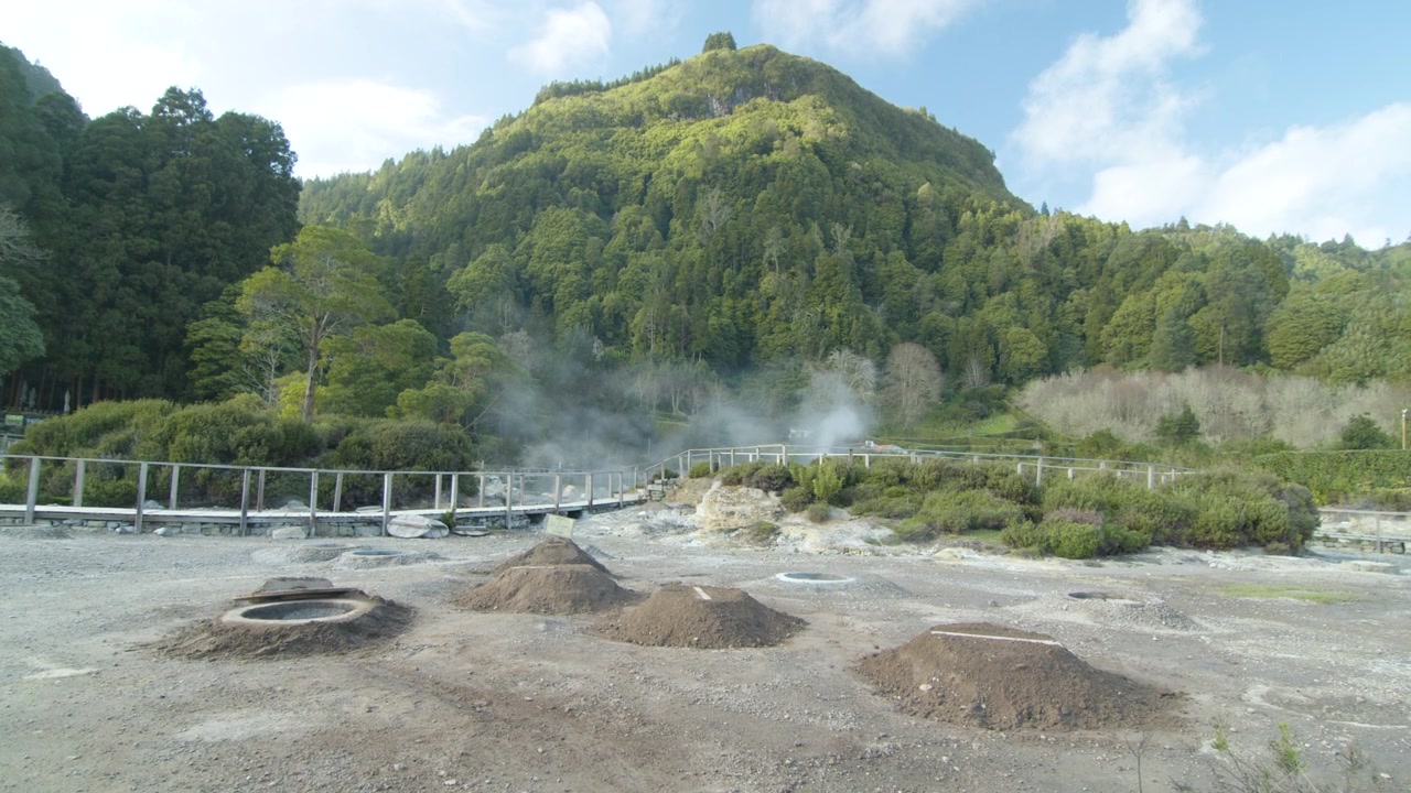 Lubang Uap Panas Bumi di Lagoa das Furnas, Azores, Tempat Rebusan Tradisional Dimasak di Bawah Tanah Menggunakan Panas Vulkanik. Bukit di Latar Belakang.