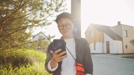 길거리에 서서  ⁇ 드폰을 사용하는 아시아 여성