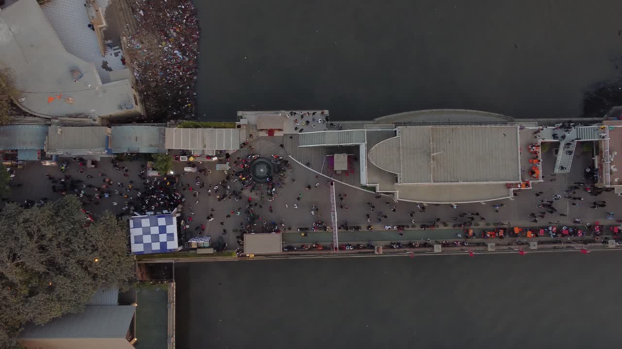 vista aérea de pájaro sobre el paseo junto al puente embarcadero nativo