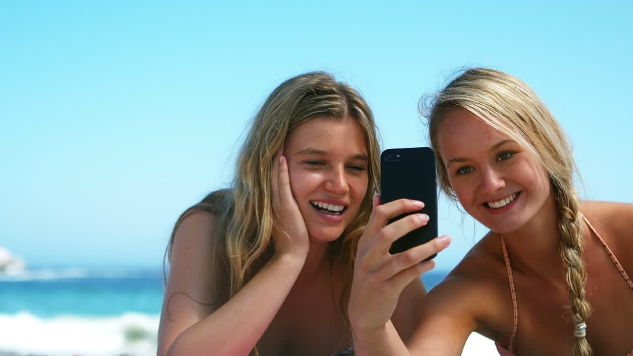 Amici che si fanno un selfie