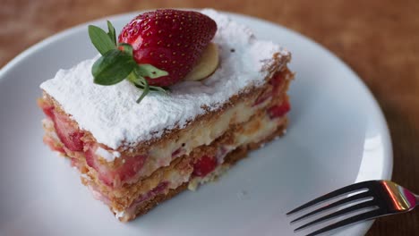 una rebanada de delicioso pastel de fresa