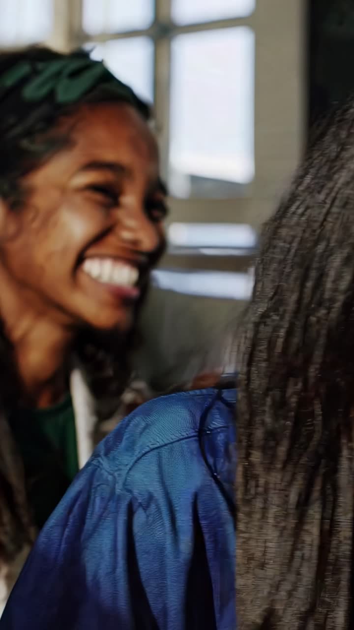 mujeres jóvenes riendo