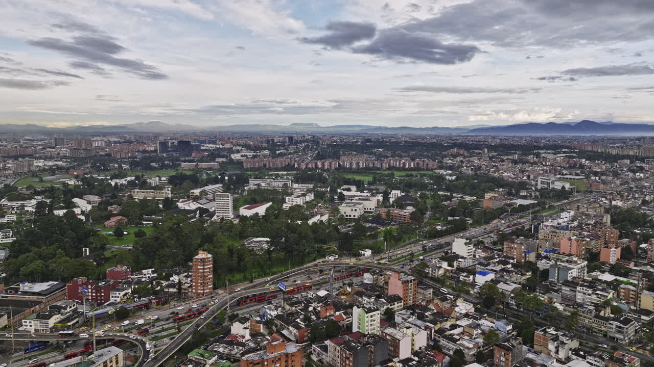 bogotá colombia aerial v40 drone flyover la soledad capturando el tráfico ocupado, las instituciones educativas campus en teusaquillo y quinta paredes vistas del paisaje urbano - filmado con mavic 3 cine - noviembre 2022