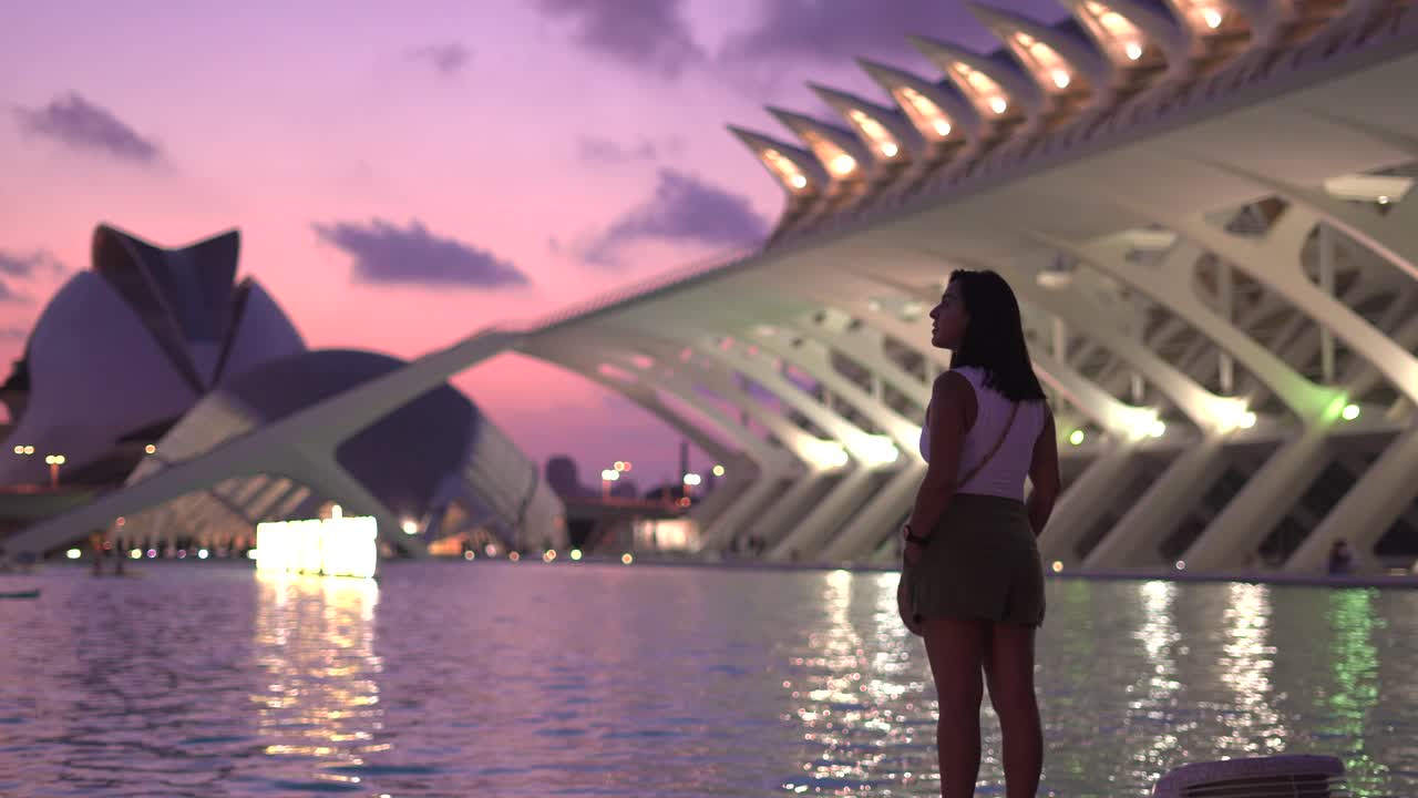 mujer turista visita la ciudad de la ciencia y las artes en valencia, españa al atardecer