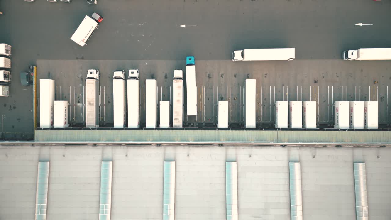 창고, 고속도로 근처의 거대한 물류 센터, 많은 수의 화물 트레일러 및 컨테이너 보기, 국제 화물 운송, 조감도
