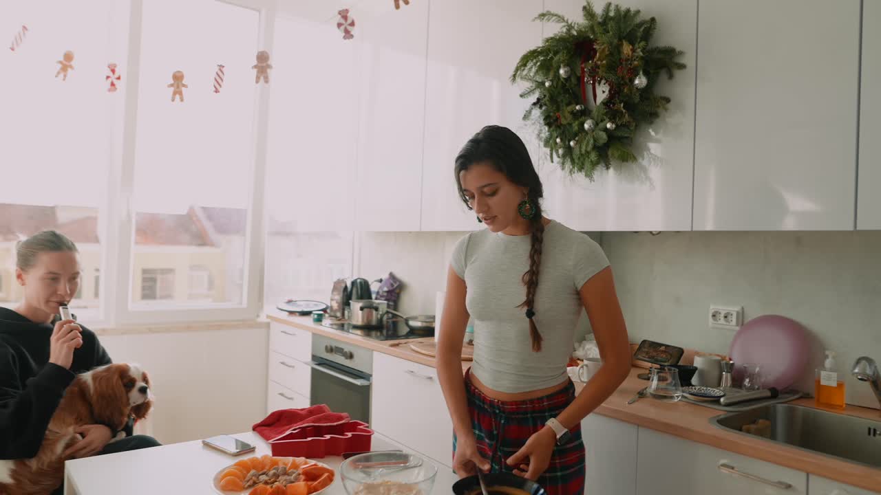 Persone che cucinano in cucina durante il periodo natalizio