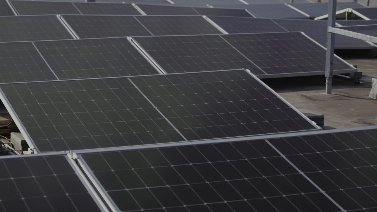 Pannelli solari a risparmio energetico sul tetto di un edificio ad uso commerciale in città