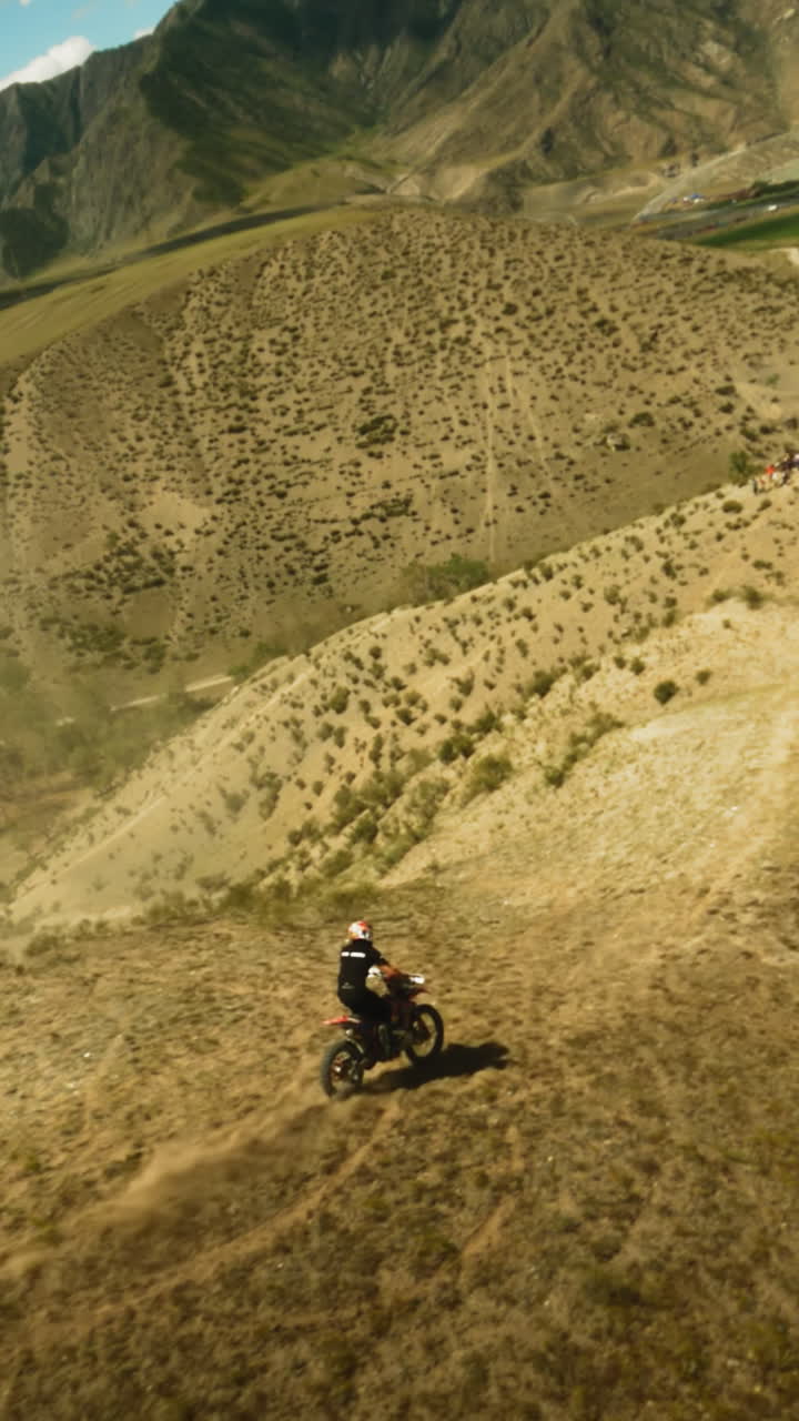 el amante extremo monta en motocicleta a lo largo de la cresta de la colina fpv drone. el motociclista en vehículo compite por la victoria en las carreras offroad en las tierras altas. hobby extremo