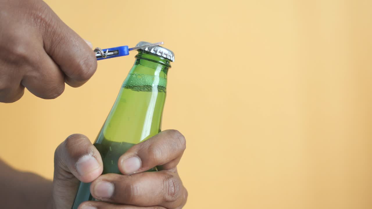 abriendo una botella