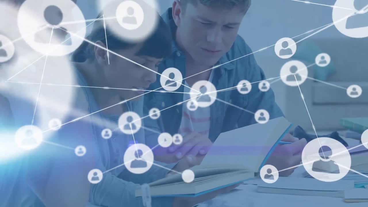 Animazione di una rete di icone digitali e un fascio di luce sovrapposta a un gruppo di studenti multietnici che studiano