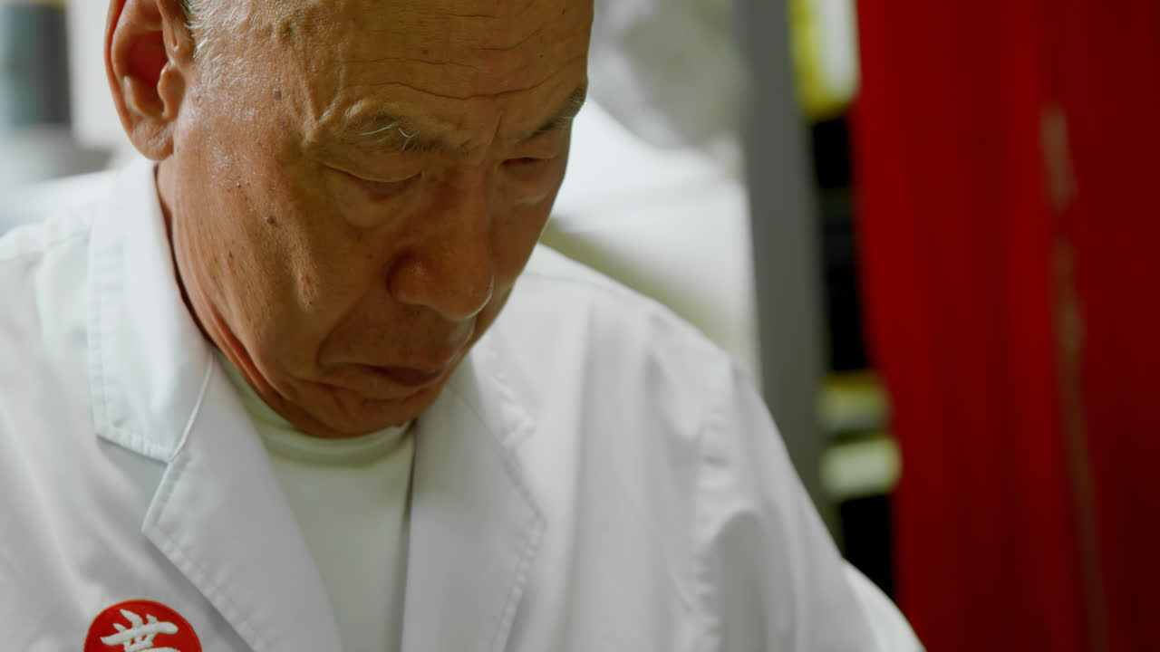 부 ⁇ 에서 일하는 남성 요리사 4k