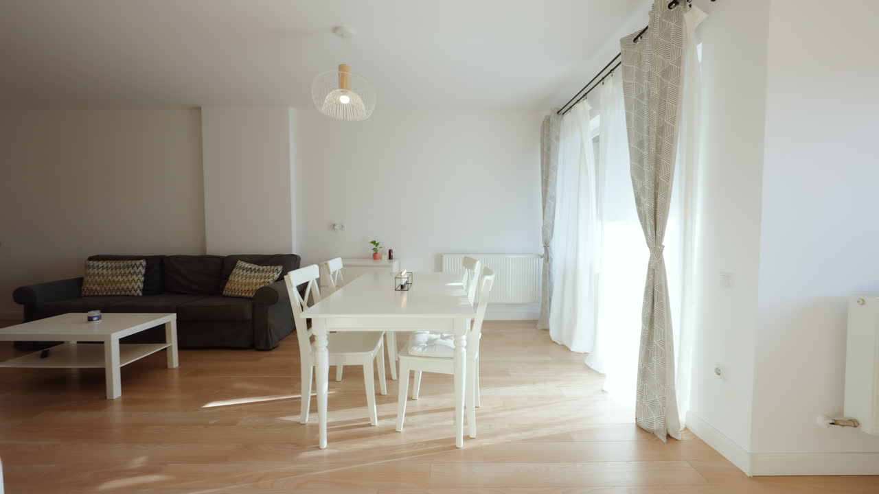 자연 채광을 충분히 제공하는 대형 창문이 있는 현대 주택의 밝은 흰색 거실