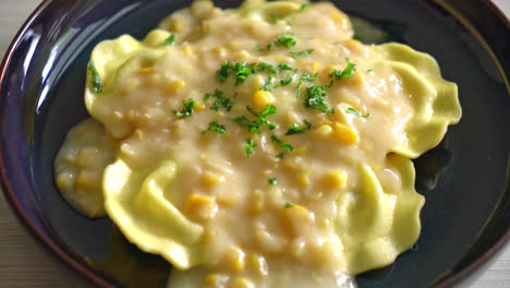 Ravioli-Nudeln-Mit-Mais-Käse-Sauce