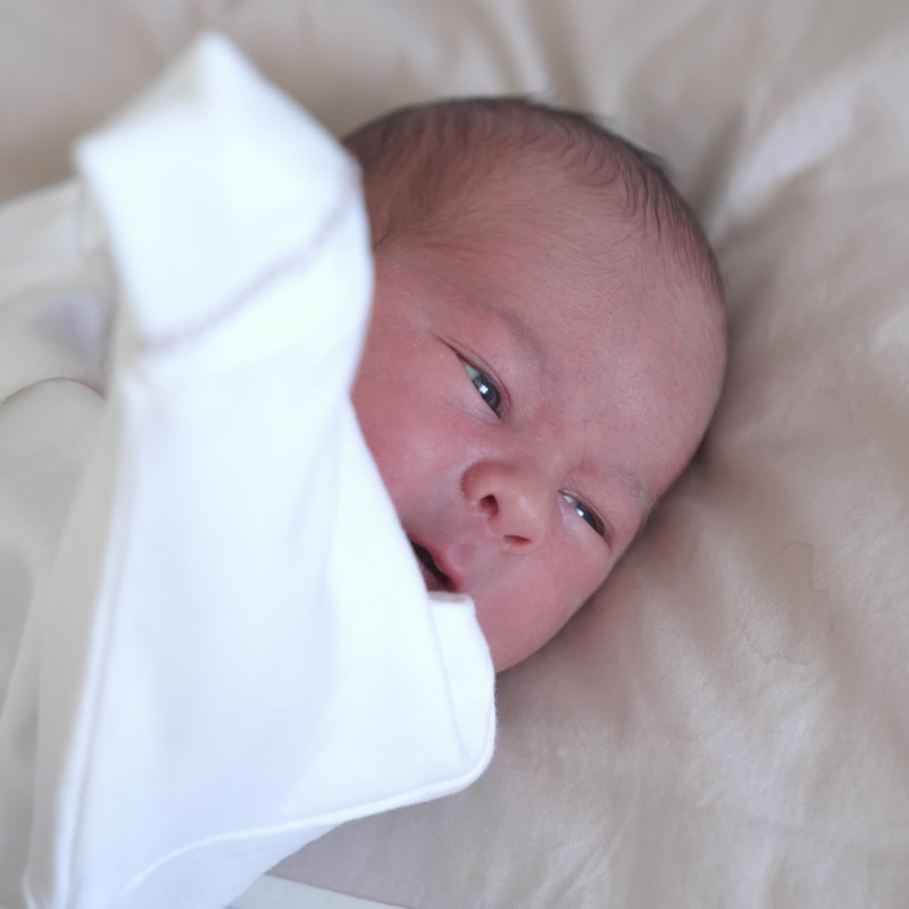 Bambino carino che sbadiglia. Neonato sdraiato su un letto che sbadiglia. Adorabile bambino caucasico