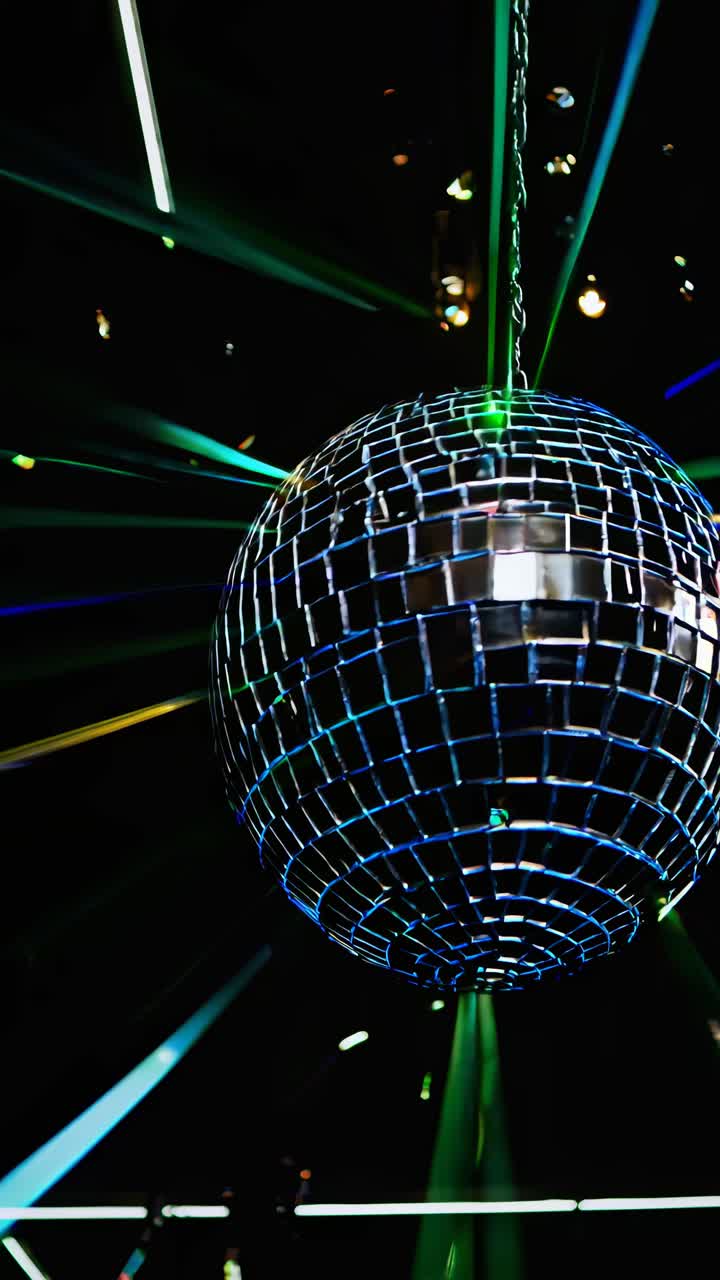 Un fermo immagine vibrante di una palla da discoteca con luci blu, catturata da un'angolazione bassa.