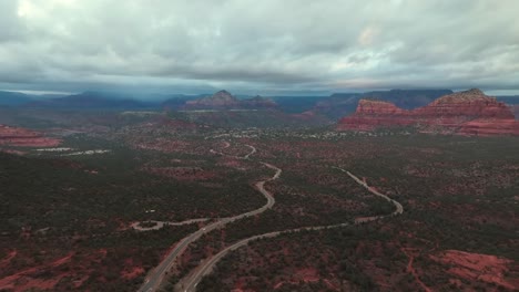 Vista-De-Caminos-Forestales-Cerca-Del-Parque-Estatal-Sedona-Red-Rock-En-Arizona,-Estados-Unidos