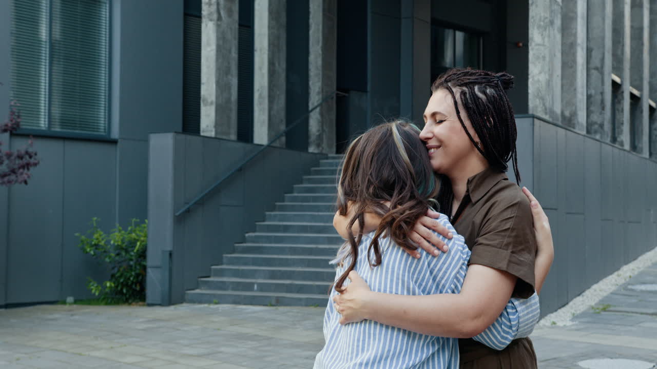 Hija y madre abrazadas