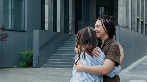 madre e hija abrazándose