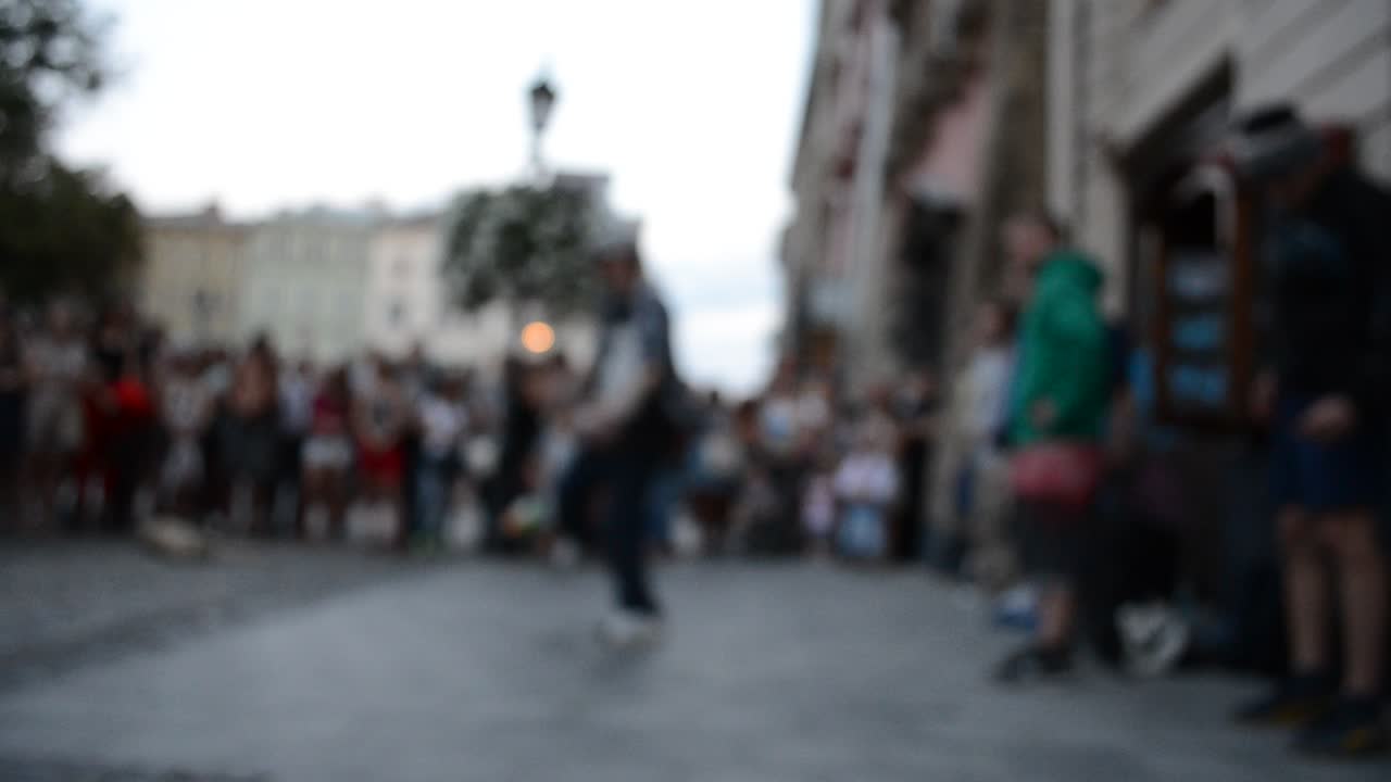 Balli, sfocati. Ballerini di strada ballano la breakdance. L'azione si svolge a Leopoli, Ucraina.