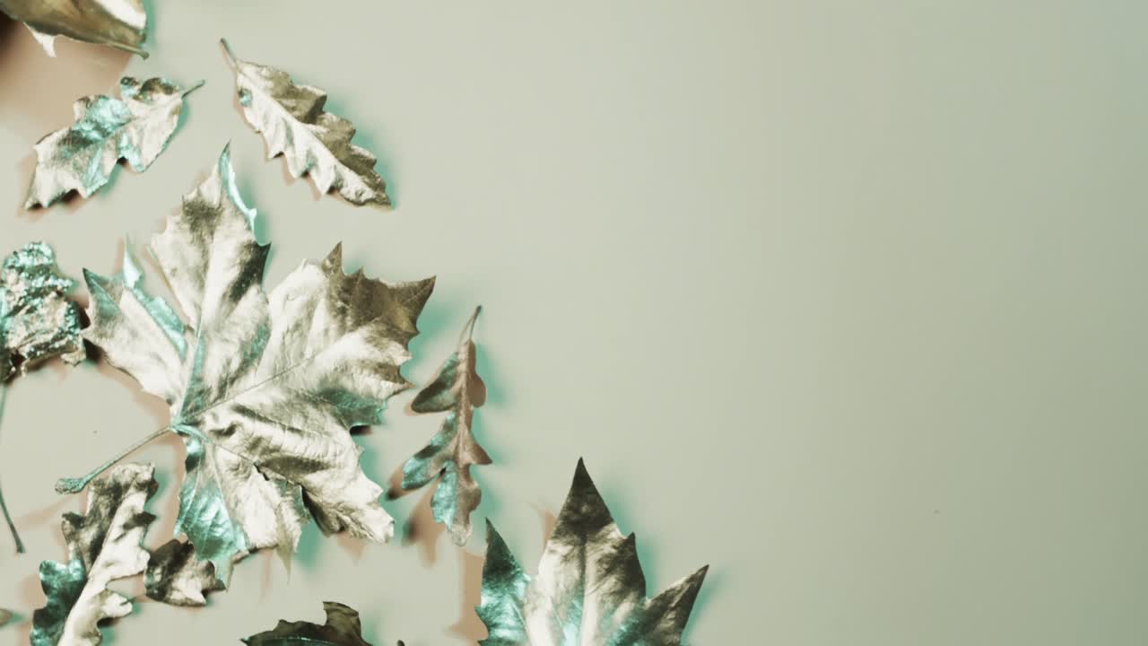 video de hojas metálicas de otoño de halloween con espacio de copia en fondo verde