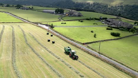 Tractor-Verde-Cosechando-Heno-En-Una-Vista-Aérea-Rural-Del-Paisaje-Inglés