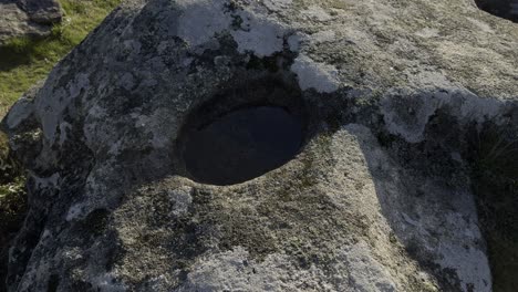 dos pequeños agujeros tallados en una gran piedra por tribus antiguas de una montaña