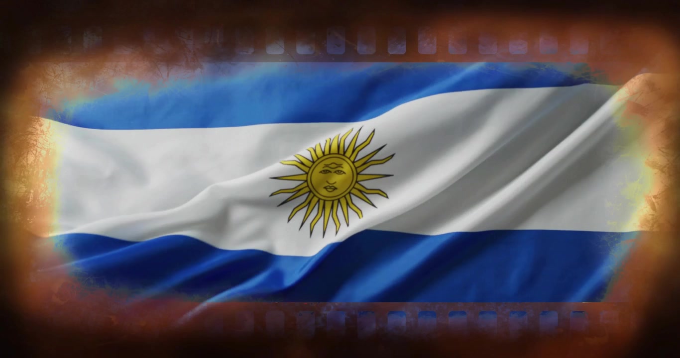 Bandeira preenchendo o quadro e ondulando da esquerda para a direita, efeito de vento inclinando o sol dourado, bordas de filme emoldurando.