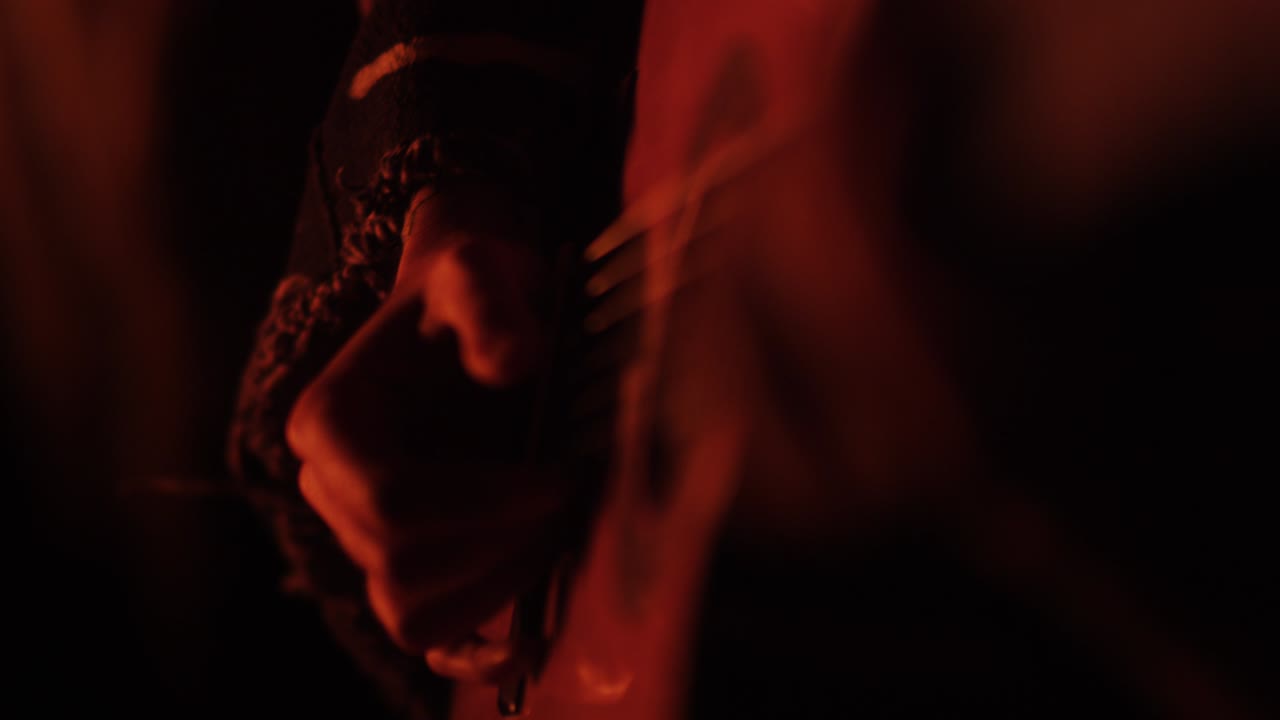 tocando la guitarra en la hoguera