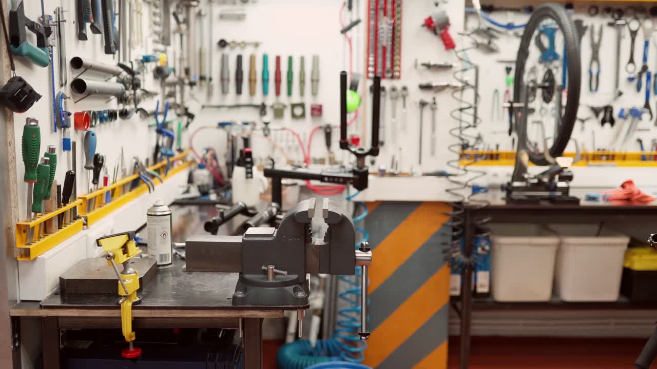 estante con horquilla de bicicleta cerca de las herramientas