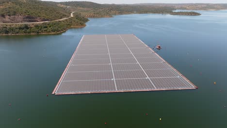 Panorámica-Alrededor-De-La-Granja-Solar-Flotante-Más-Grande-De-Europa-En-El-Embalse-De-Alto-Rabagão-Portugal