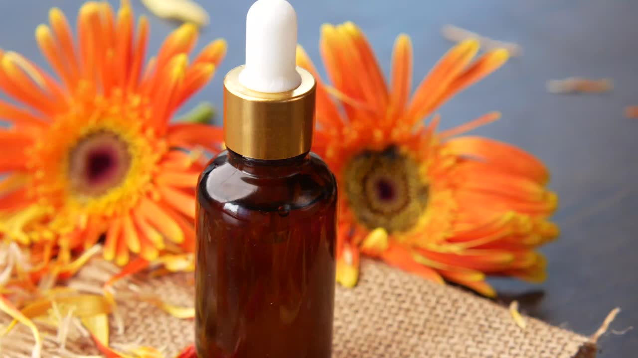 aceite esencial natural con flores de gerbera