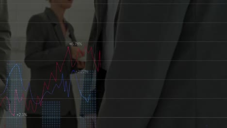 Procesamiento-De-Datos-Estadísticos-Contra-La-Sección-Media-De-Empresarios-Dándose-La-Mano-En-La-Oficina