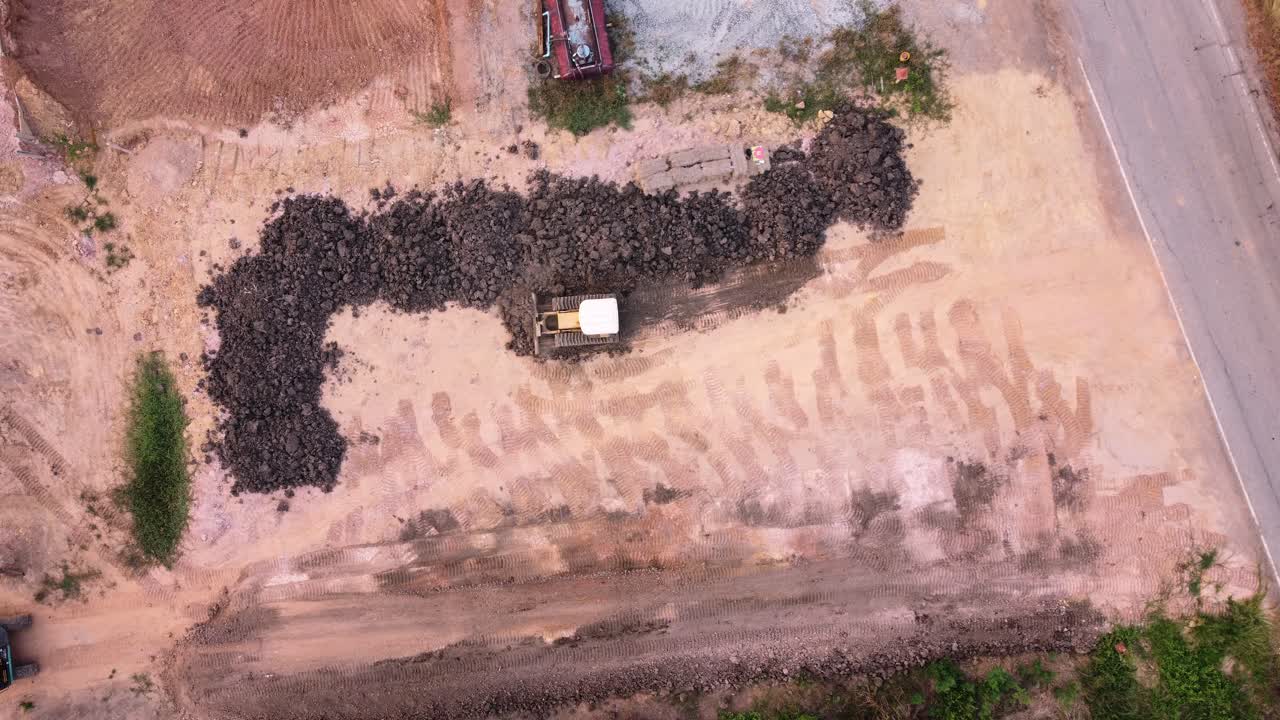 vista aérea de un tractor y una nivelación para nivelar el suelo en la construcción de una casa residencial