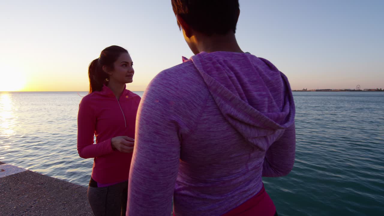 피트니스 운동 후 함께 휴식을 취하는 다민족 친구