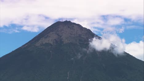fotografía aérea del volcán inactivo de agua en antigua, guatemala