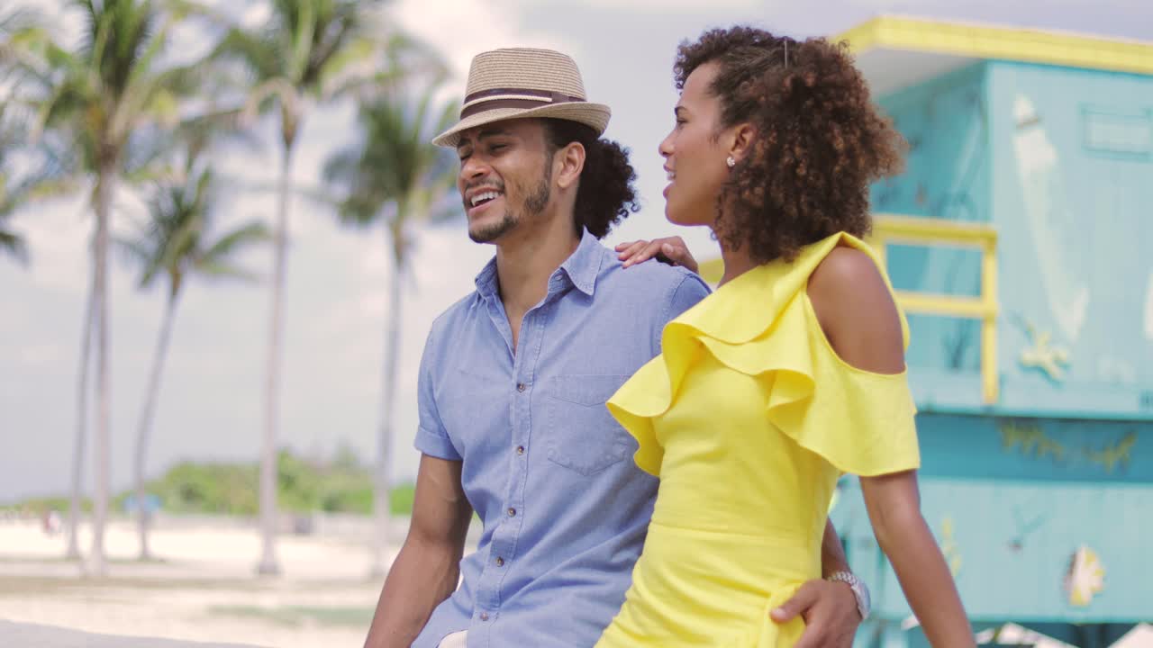 抱き合って交流するカップル