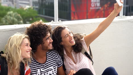 amigos casuales tomando selfies mientras miran el mapa