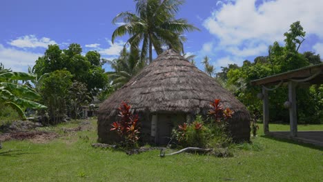 una casa canaca que se integra a la perfección en el exuberante y verde entorno natural durante el día