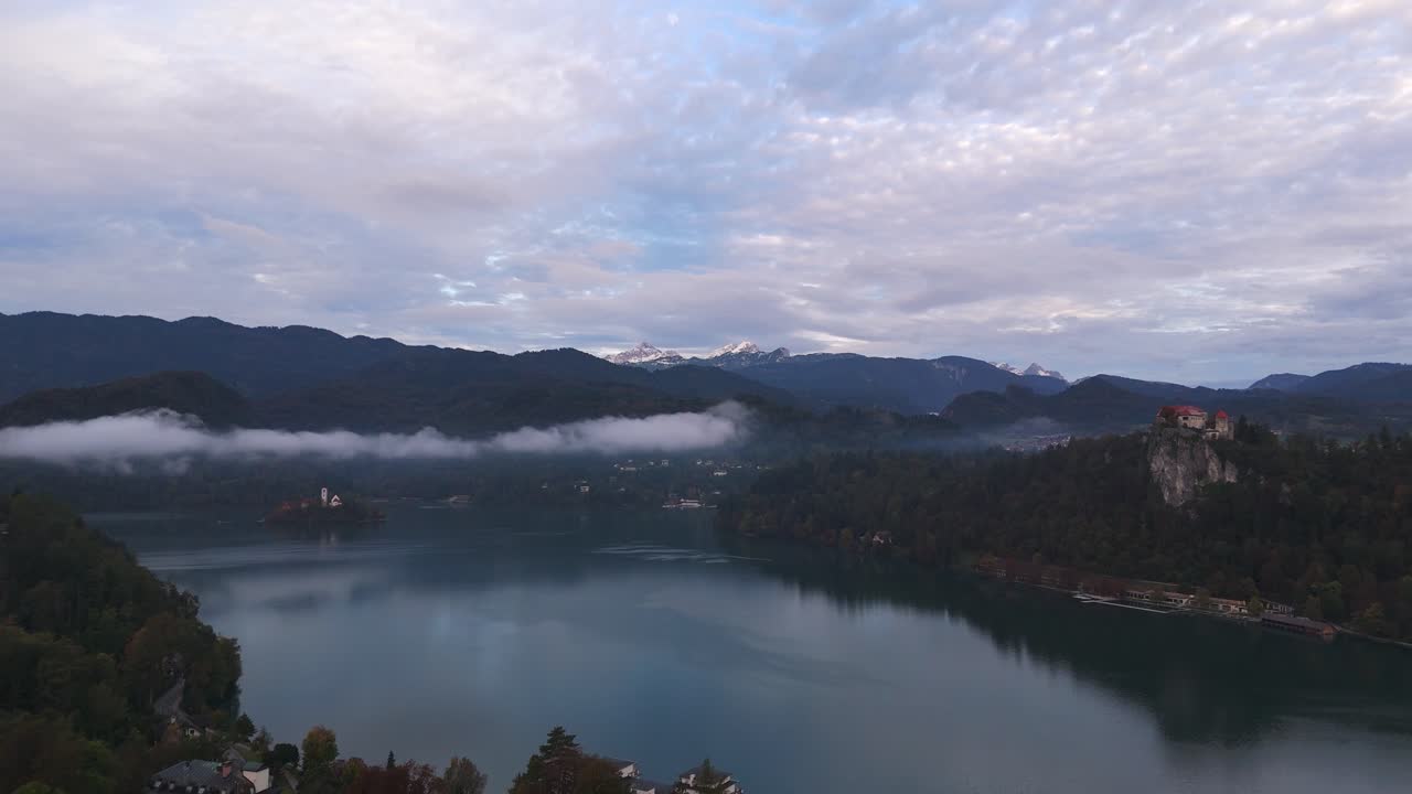 Panoramica aerea del paesaggio del Lago di Bled al mattino d'autunno con montagne e costa, Slovenia