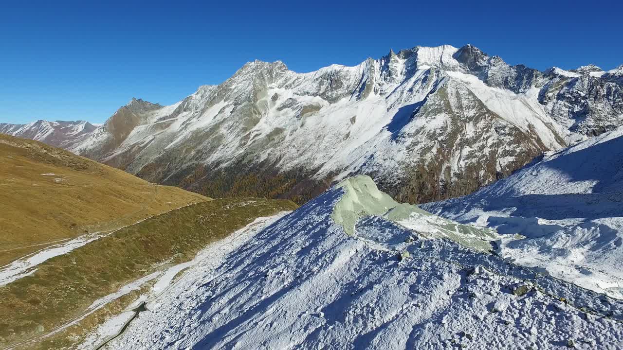 스위스 알프스 단풍의 빙하 빙퇴석 위로 공중 촬영