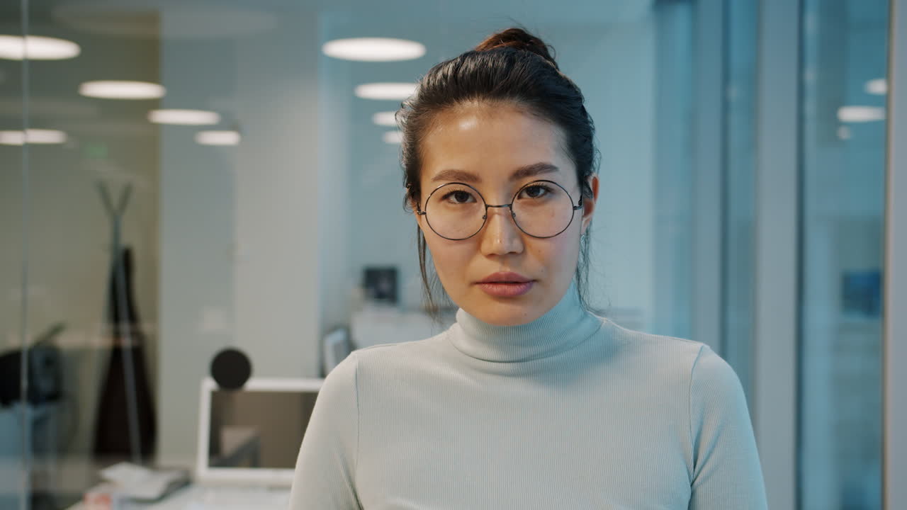 mujer en una oficina moderna