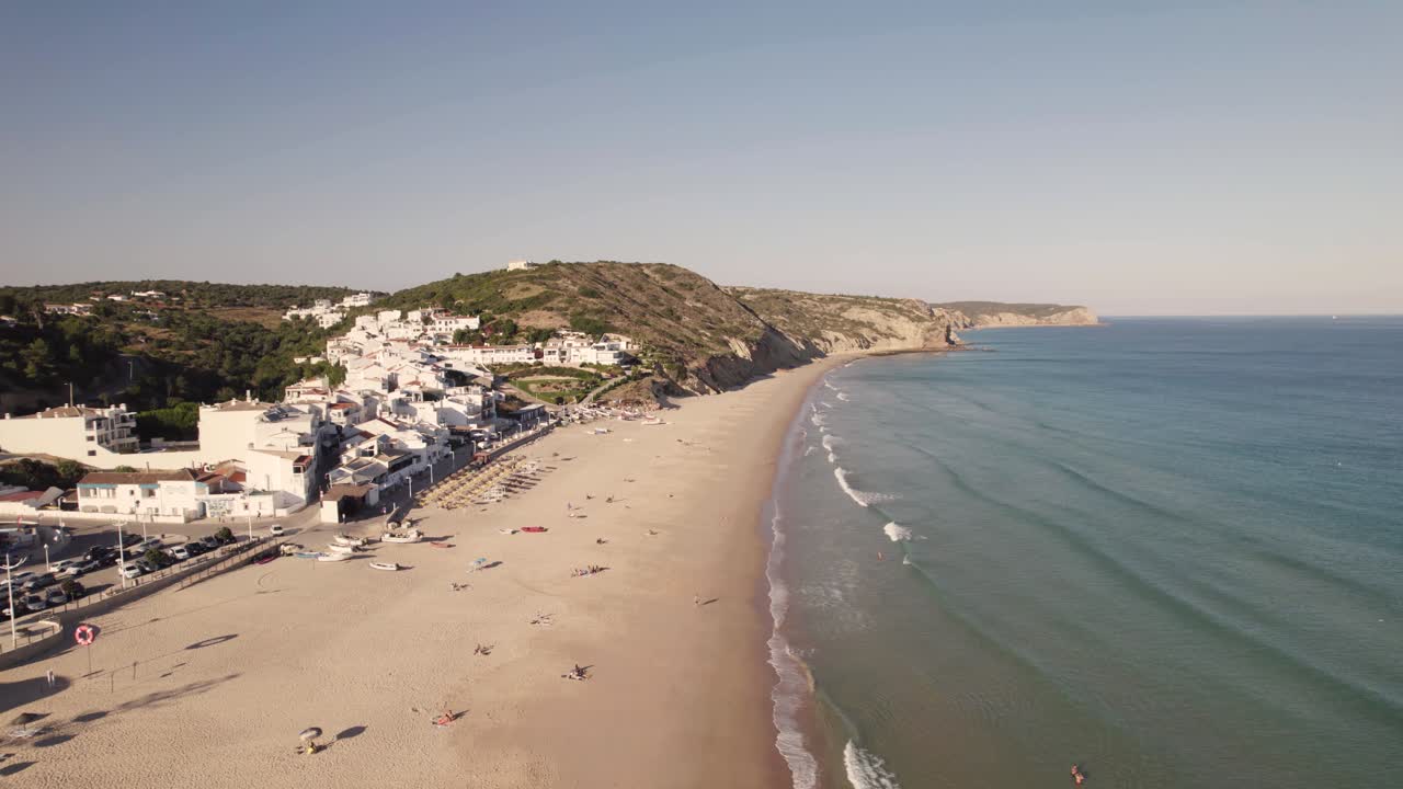 Onde che lambiscono la spiaggia sabbiosa di Salema