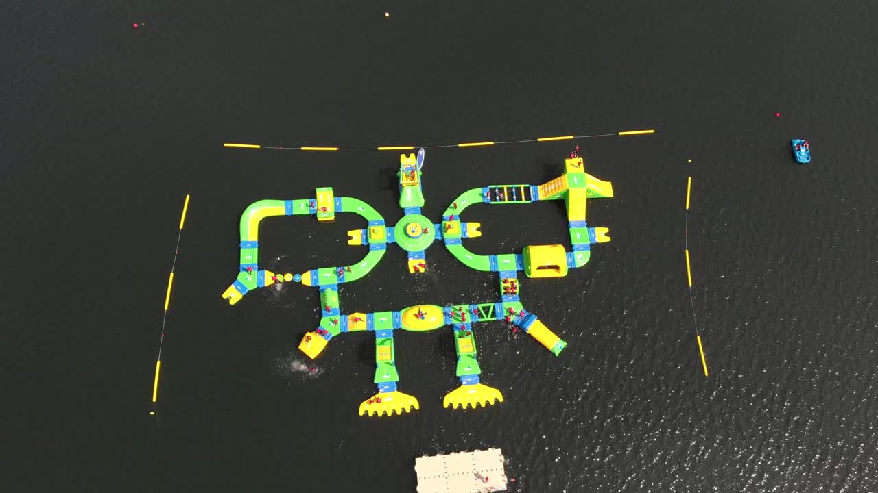 햇빛이 비치는 동안 비울 물에 부풀릴 수 있는 워터 파크의 공중 탑 다운